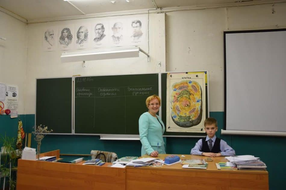 Эльвира Ниеминен и ее сын, третьеклассник Герман в кабинете биологии